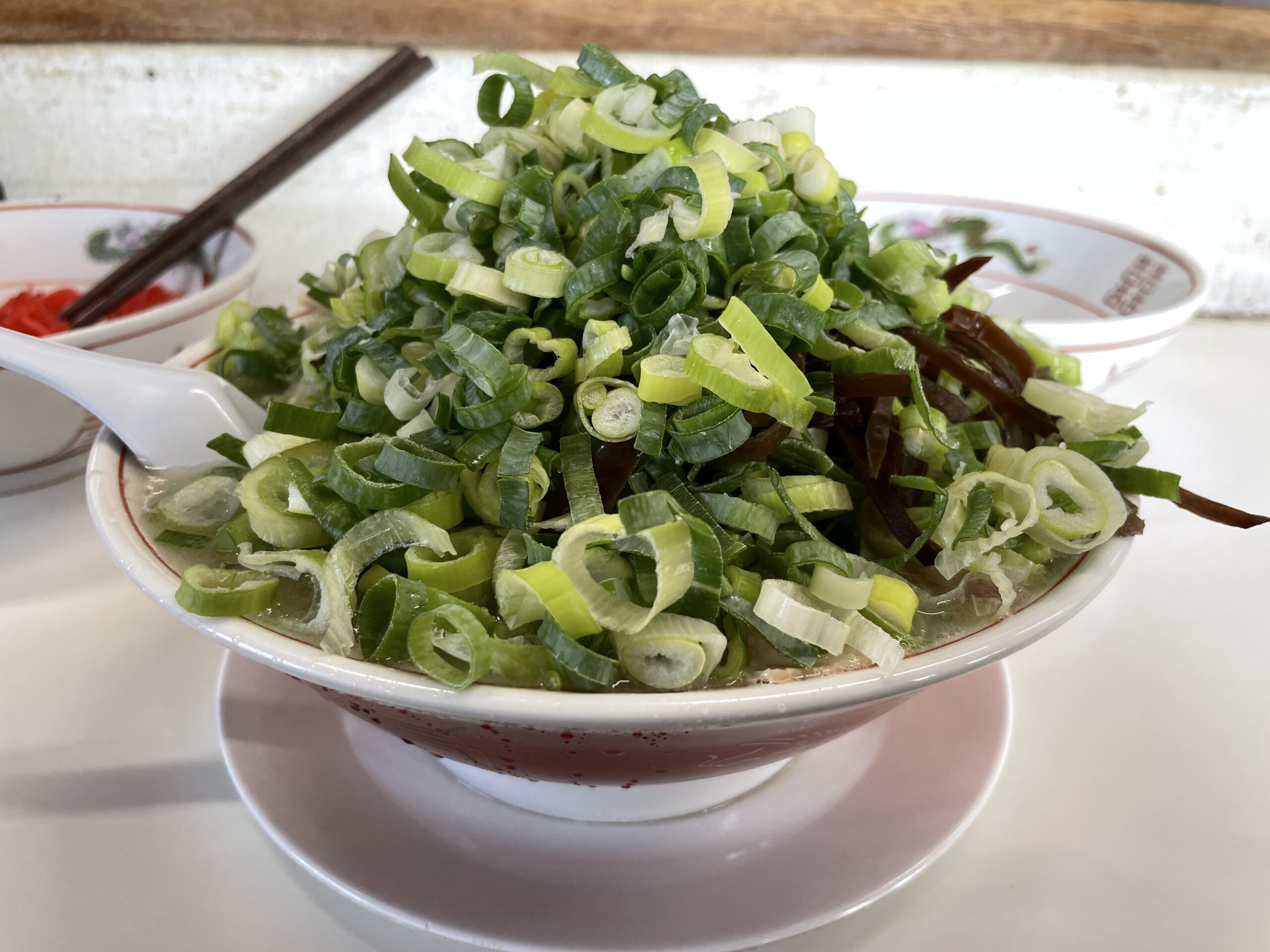 [ネギ山と激辛辛子高菜が有名]博多駅南のラーメン住吉亭[ラーメンと三代続く歴史解説]