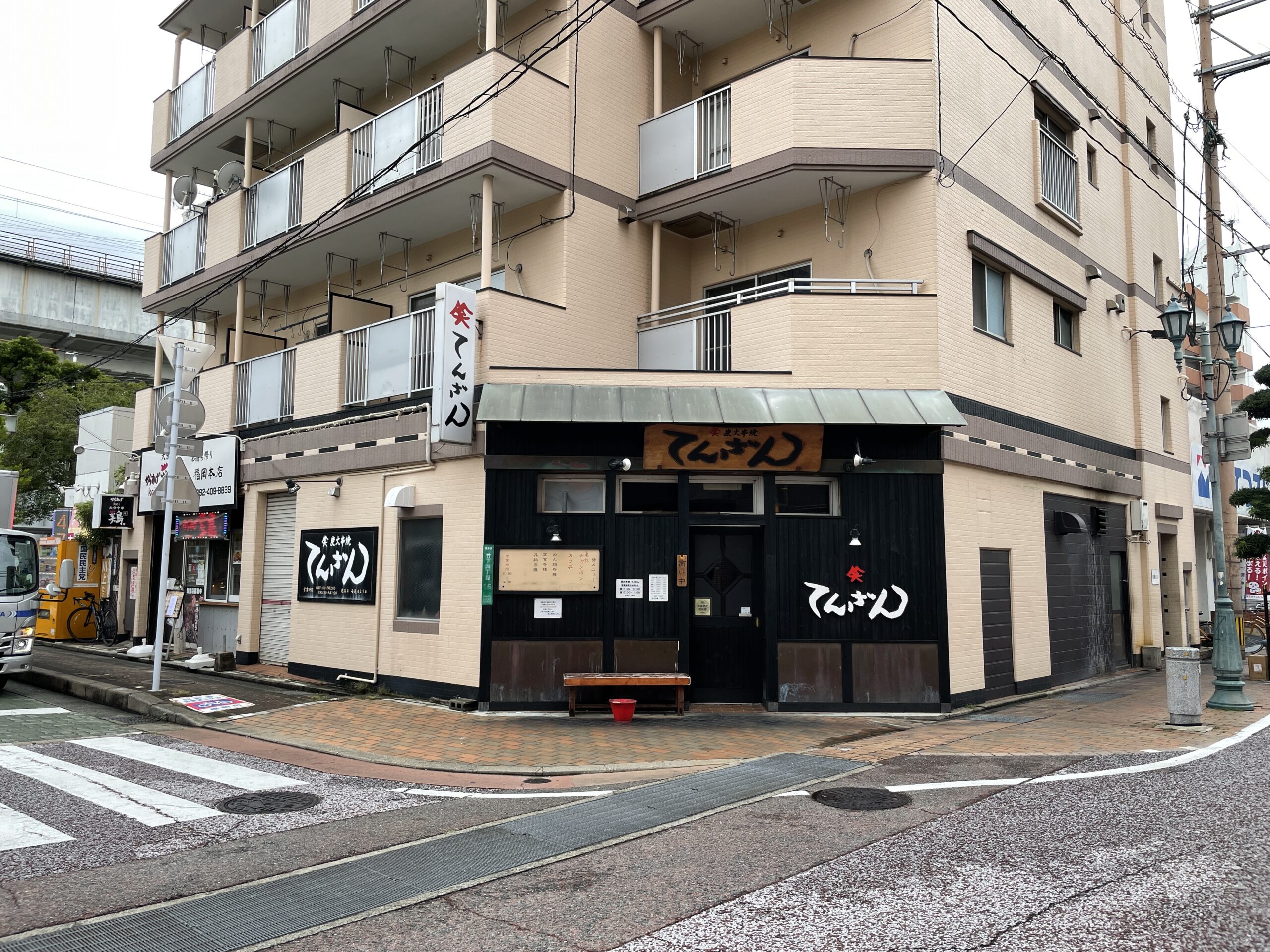 [老舗焼鳥居酒屋でランチ]竹下駅前の炭火串焼てんざん初訪問[豚骨ベースの博多チャンポン]